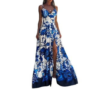 Abito lungo vintage con scollo a V, stampa floreale, spalline sottili e spacco alto in blu