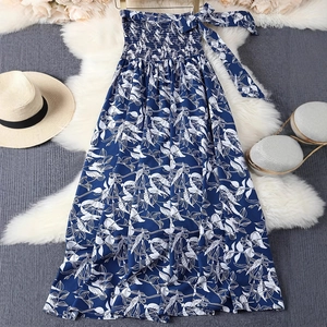 Robe trapèze bleu marine à imprimé floral avec bustier smocké, style vacances décontractées
