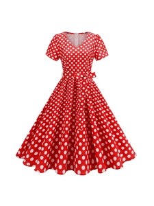 Abito vintage rosso a pois con scollo a V e cintura annodata in vita elegante