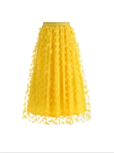 Gonna lunga a trapezio in tulle giallo con eleganti applicazioni di farfalle 3D in rilievo
