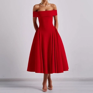 Elegantes schulterfreies rotes Midikleid mit tailliertem Schnitt und weitem Rock