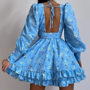 Vestito corto a fiori con schiena scoperta celeste e maniche a sbuffo