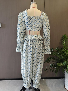 Vue détaillée de l'ensemble deux pièces à fleurs avec haut à volants et pantalon assorti