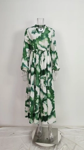 Détail de la robe tie-dye verte avec col en V boutonné et cordon de serrage à la taille ajustée