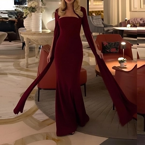 Robe de soirée sirène bordeaux élégante avec manches cape et silhouette ajustée à la taille