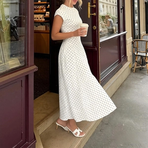 Abito chic francese bianco a pois con girocollo e vita sciancrata da donna