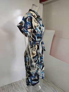 Détail d'une robe chemise élégante avec imprimé Ukiyo-e et ceinture assortie