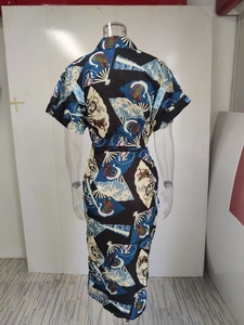 Vue arrière d'une robe imprimée élégante avec ceinture à nouer et motifs japonais