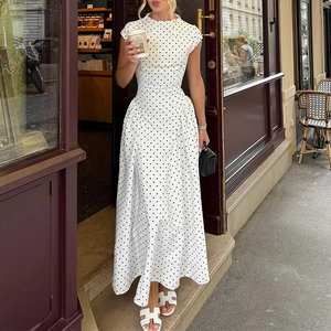 Abito lungo bianco a pois stile francese con vita aderente e gonna in chiffon fluida