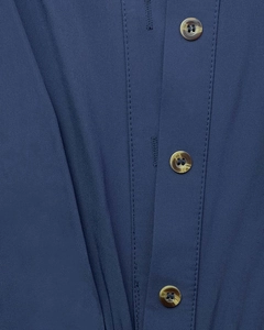 Détail de robe bleu marine avec boutons marron et texture de tissu tissé élégant