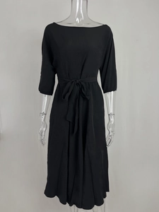 Detail van zwarte strapless midi-jurk met bijpassende riem en elegante A-lijn rok