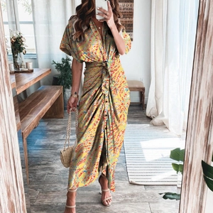 Détail d'une robe jaune élégante à imprimé abstrait avec col en V et ceinture nouée