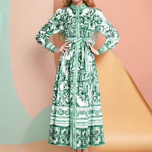 Robe longue plissée à manches bouffantes avec imprimé floral baroque vert et blanc