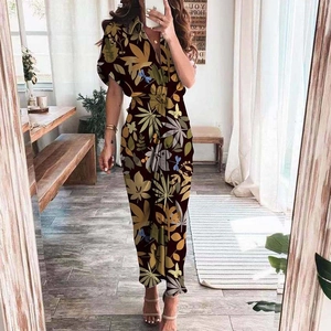Détail de robe élégante à col en V avec lien à la taille et imprimé feuilles bohème