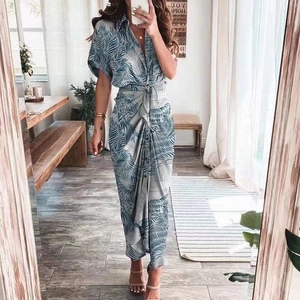 Détail de la taille nouée et de l'imprimé palmier sur cette robe chemise élégante
