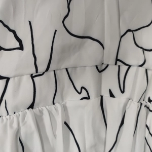 Détail du tissu blanc tissé avec motifs noirs abstraits et coutures plissées de qualité