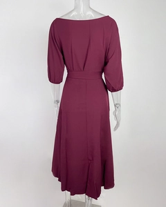 Achteraanzicht van een bordeauxrode off-shoulder jurk met een getailleerde taille en A-lijn