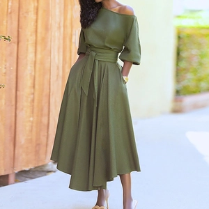 Detail van olijfgroene one-shoulder jurk met strikceintuur en ademende katoenmix stof
