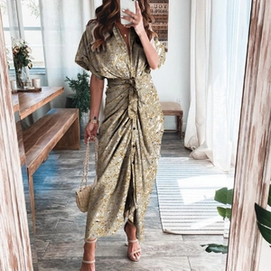 Détail de la robe chemise à fleurs dorées avec ceinture nouée et boutonnage devant