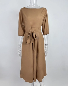 Detail van camel midi-jurk met elegante boothals en verstelbare strikceintuur in de taille