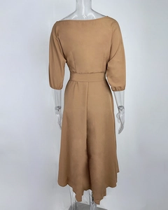Achteraanzicht van camel jumpsuit met lange mouwen, tailleband en wijde pijpen