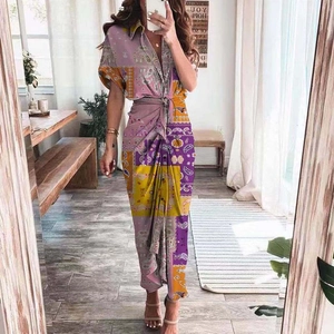 Détail d'une élégante robe chemise à imprimé paisley avec lien à nouer et motif vintage