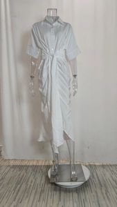Vue détaillée d'une robe chemise blanche avec col en V et nœud élégant drapé à la taille