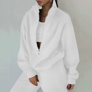 Vista detallada del chándal blanco para mujer con sudadera de media cremallera y top