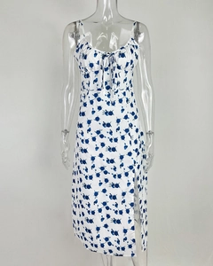 Détail d'une robe midi fleurie avec fente latérale et détails de cordon au buste