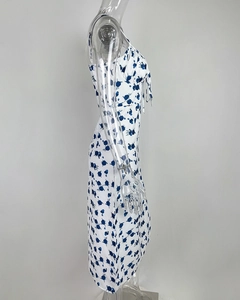 Détail de la robe à fleurs avec roses bleues et cordon de serrage réglable au buste