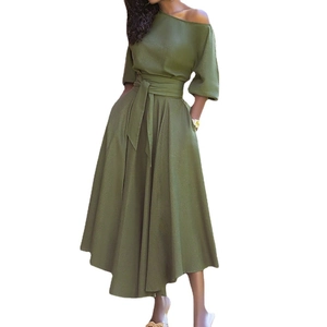 Elegante olijfgroene midi-jurk met blote schouders, lange mouwen en bijpassende tailleriem