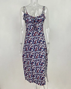 Détail de la robe à fleurs avec fines bretelles, plissée avec cordon et fente latérale