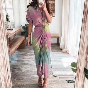 Détail d'une robe chemise tie-dye multicolore avec taille ceinturée et boutons frontaux