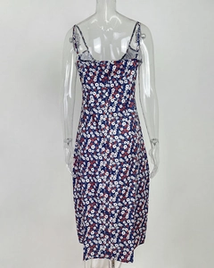 Détail du dos floral avec fermeture éclair invisible sur la robe midi bleu marine