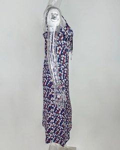 Vue latérale de la robe midi fleurie bleu marine avec fente et détails plissés