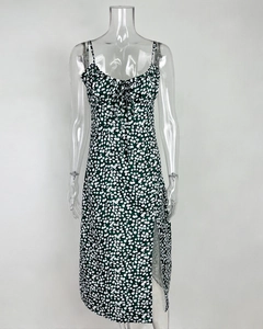 Détail du décolleté à cordon et motif floral sur robe verte à fente latérale