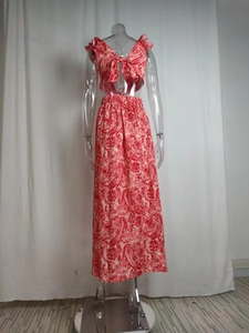 Dettaglio del completo rosso paisley con crop top a balze e gonna lunga maxi