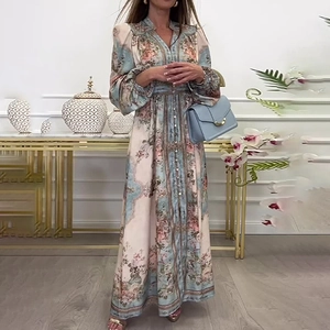 Detailansicht des Vintage-Kleides mit V-Ausschnitt, Blumenmuster und Laternenärmeln