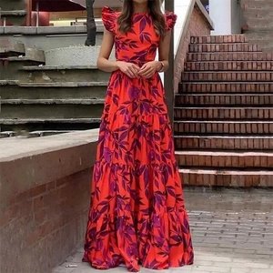 Elegante abito lungo arancione a fiori con maniche a volant e gonna a balze estiva