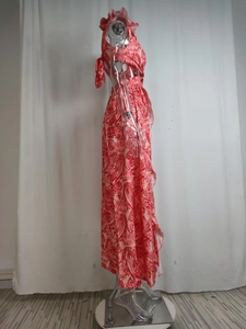Dettaglio dell'abito con stampa paisley rossa e crema con volant e leggero tessuto chiffon