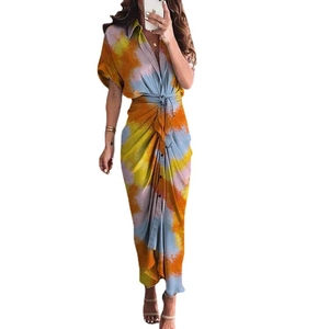 Robe chemise élégante à nouer avec imprimé tie-dye orange et bleu vif et coupe aux chevilles