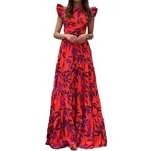 Elegante abito lungo rosso con stampa floreale viola, maniche a balze e gonna a balze