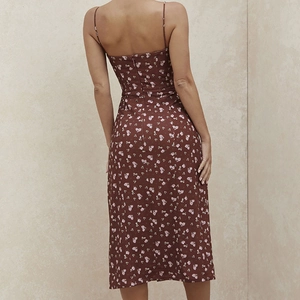 Robe midi fleurie élégante avec de fines bretelles et une fermeture éclair au dos