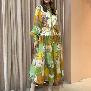 Détails de la robe bohème avec manches lanternes et motifs d'animaux mythiques
