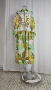 Détail de la robe chemise à manches longues avec imprimés dragon et ceinture nouée