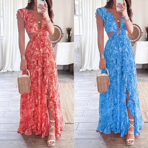 Abito lungo floreale con scollo a V, volant e ritagli in vita nei colori rosso e blu