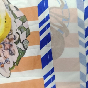 Gros plan détaillé des coutures sur une robe fleurie imprimée avec des motifs de citron