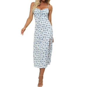Robe midi élégante à fleurs blanches et bleues avec fines bretelles et fente latérale