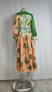Détails de la robe longue à imprimé tropical avec manches bouffantes et motifs de palmier
