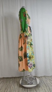 Détail des manches lanternes et des imprimés tropicaux colorés avec toucans et motifs floraux